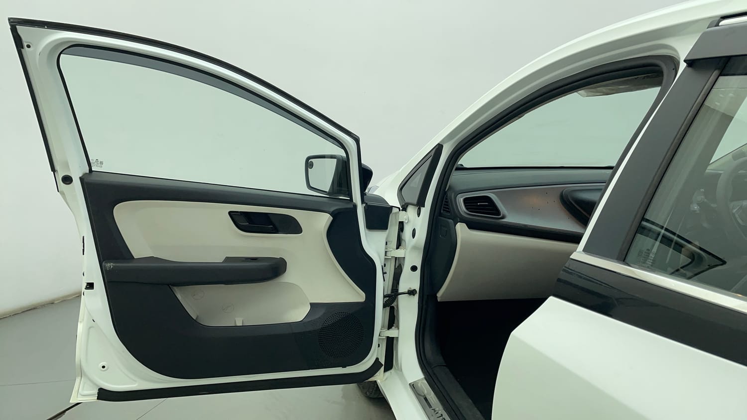 Used 2022 Tata Altroz XE Plus Petrol Petrol Manual interior LEFT FRONT DOOR OPEN VIEW