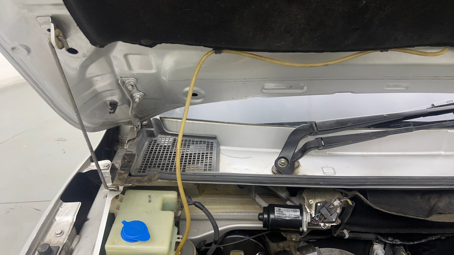 Used 2018 Renault Kwid RXT Opt Petrol Manual engine ENGINE RIGHT SIDE HINGE & APRON VIEW
