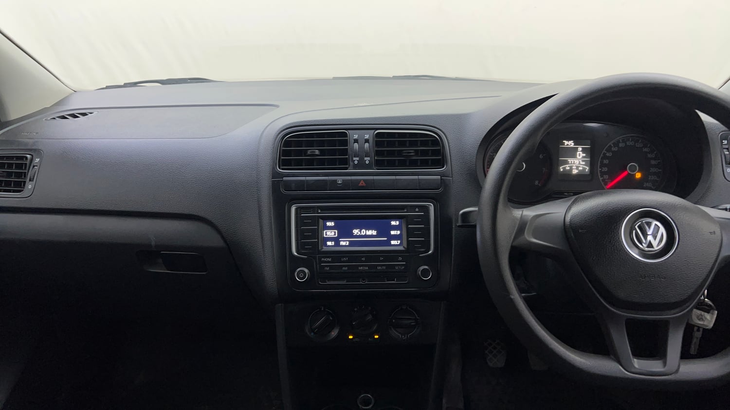 Used 2018 Volkswagen Polo Comfortline 1.0L (P) Petrol Manual interior MUSIC SYSTEM & AC CONTROL VIEW