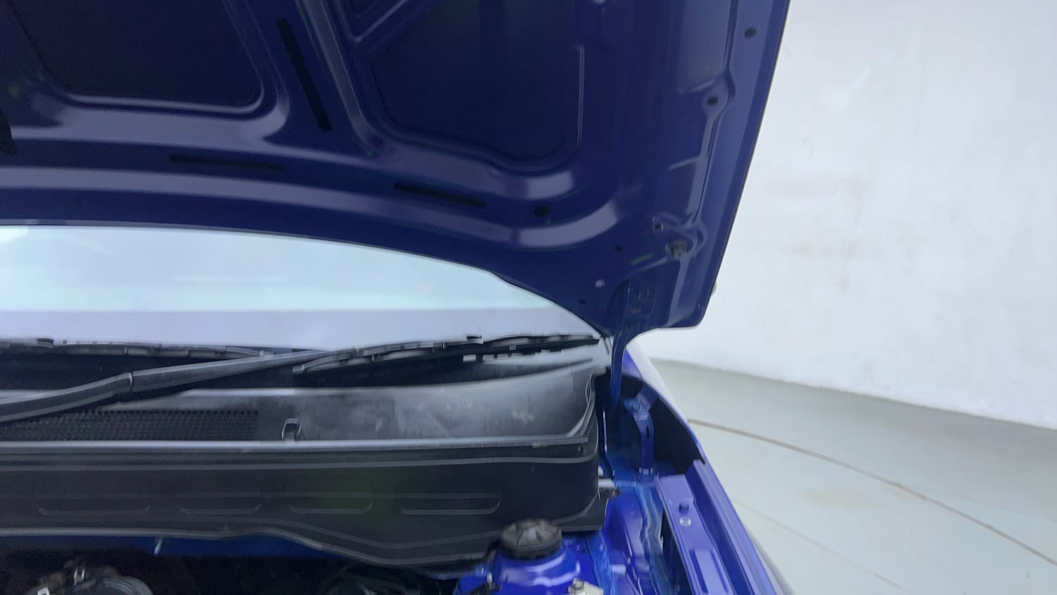Used 2022 Hyundai Venue N-Line N6 DCT Dual Tone Petrol Automatic engine ENGINE LEFT SIDE HINGE & APRON VIEW