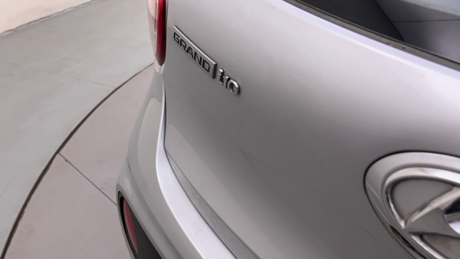 Used 2018 Hyundai Grand i10 Sportz AT 1.2 Kappa VTVT Petrol Automatic dents MINOR DENT