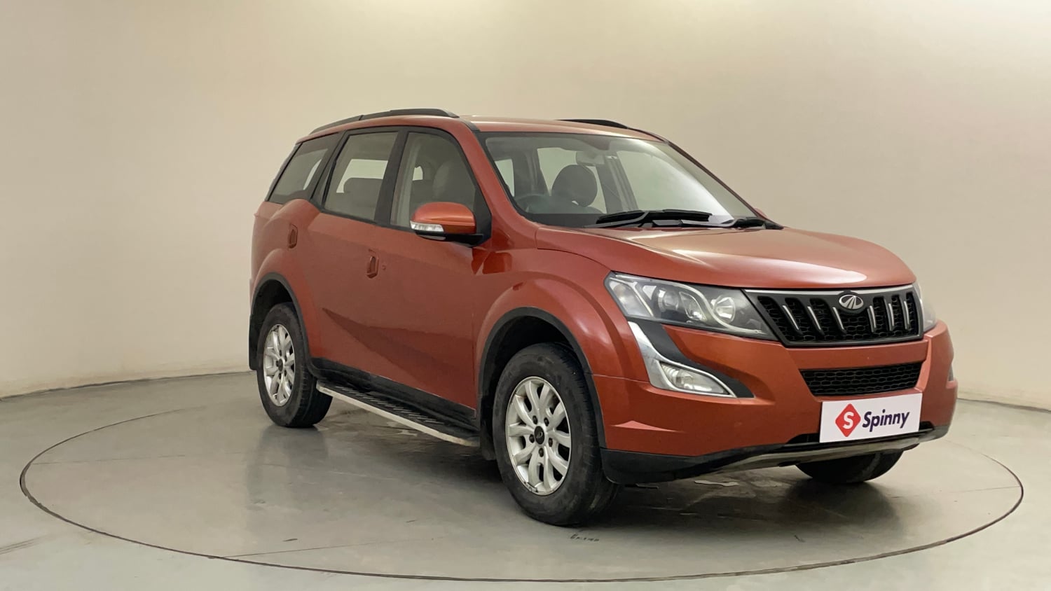 Used 2016 Mahindra XUV500 W8 AT Diesel Automatic exterior RIGHT FRONT CORNER VIEW