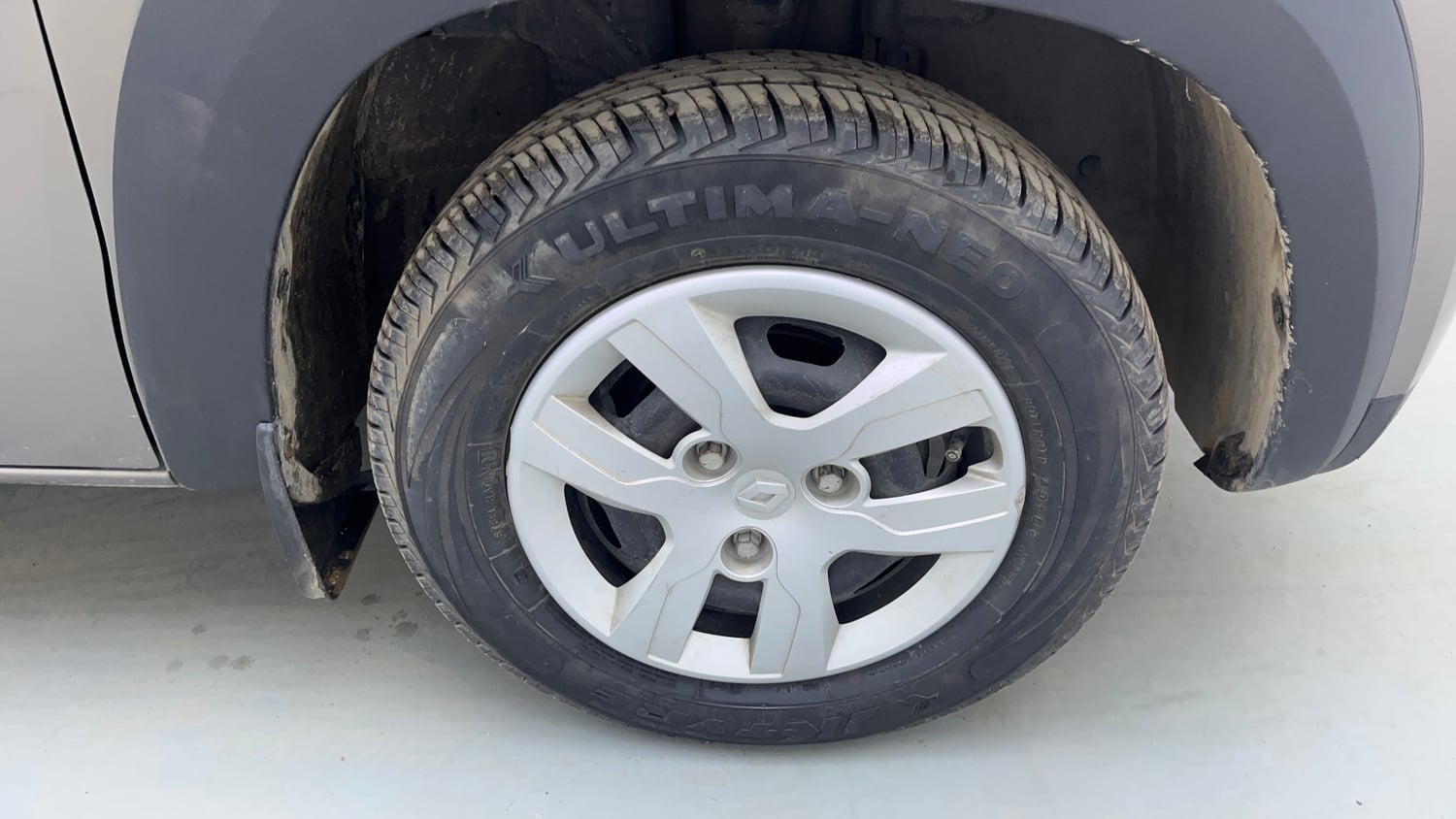 Used 2018 Renault Kwid 1.0 RXT AMT Petrol Automatic tyres RIGHT FRONT TYRE RIM VIEW