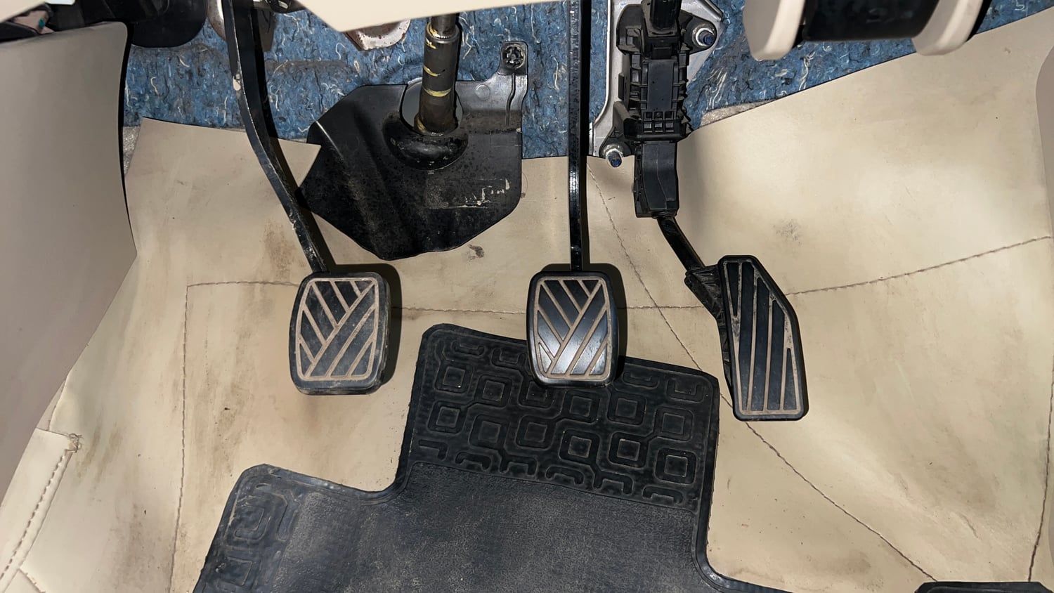 Used 2021 Maruti Suzuki Ertiga VXi CNG Cng Manual interior PEDALS VIEW
