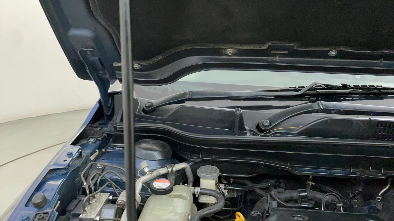 Used 2018 Maruti Suzuki S-Cross Zeta 1.3 Diesel Manual engine ENGINE RIGHT SIDE HINGE & APRON VIEW