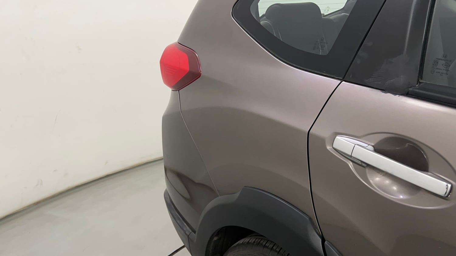 Used 2017 Honda BR-V V CVT Petrol Petrol Automatic dents MINOR DENT