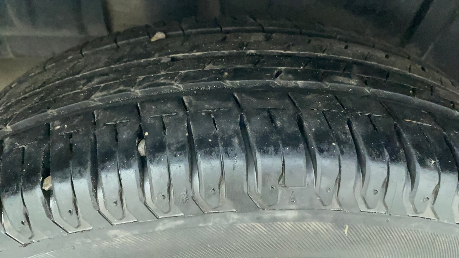 Used 2022 Maruti Suzuki Ertiga ZXi AT Petrol Automatic tyres RIGHT REAR TYRE TREAD VIEW