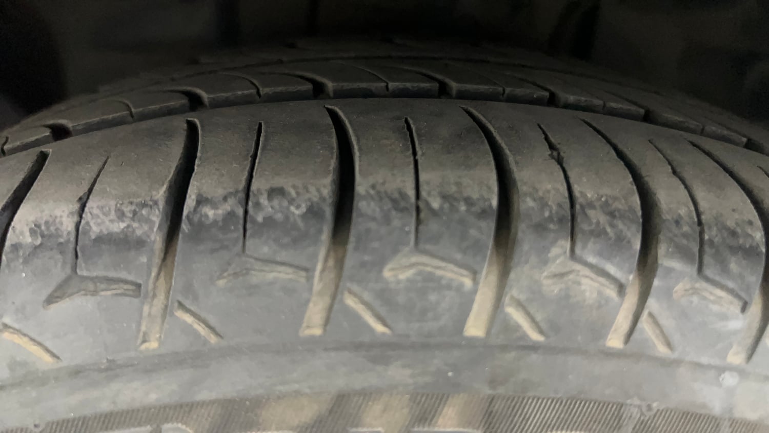 Used 2017 Ford Figo Titanium 1.2 Ti-VCT Petrol Manual tyres LEFT FRONT TYRE TREAD VIEW