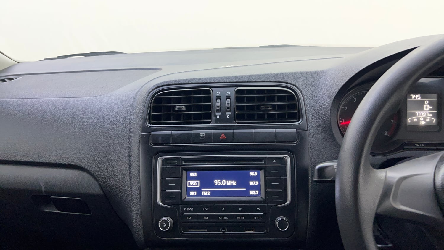 Used 2018 Volkswagen Polo Comfortline 1.0L (P) Petrol Manual top_features Integrated (in-dash) music system