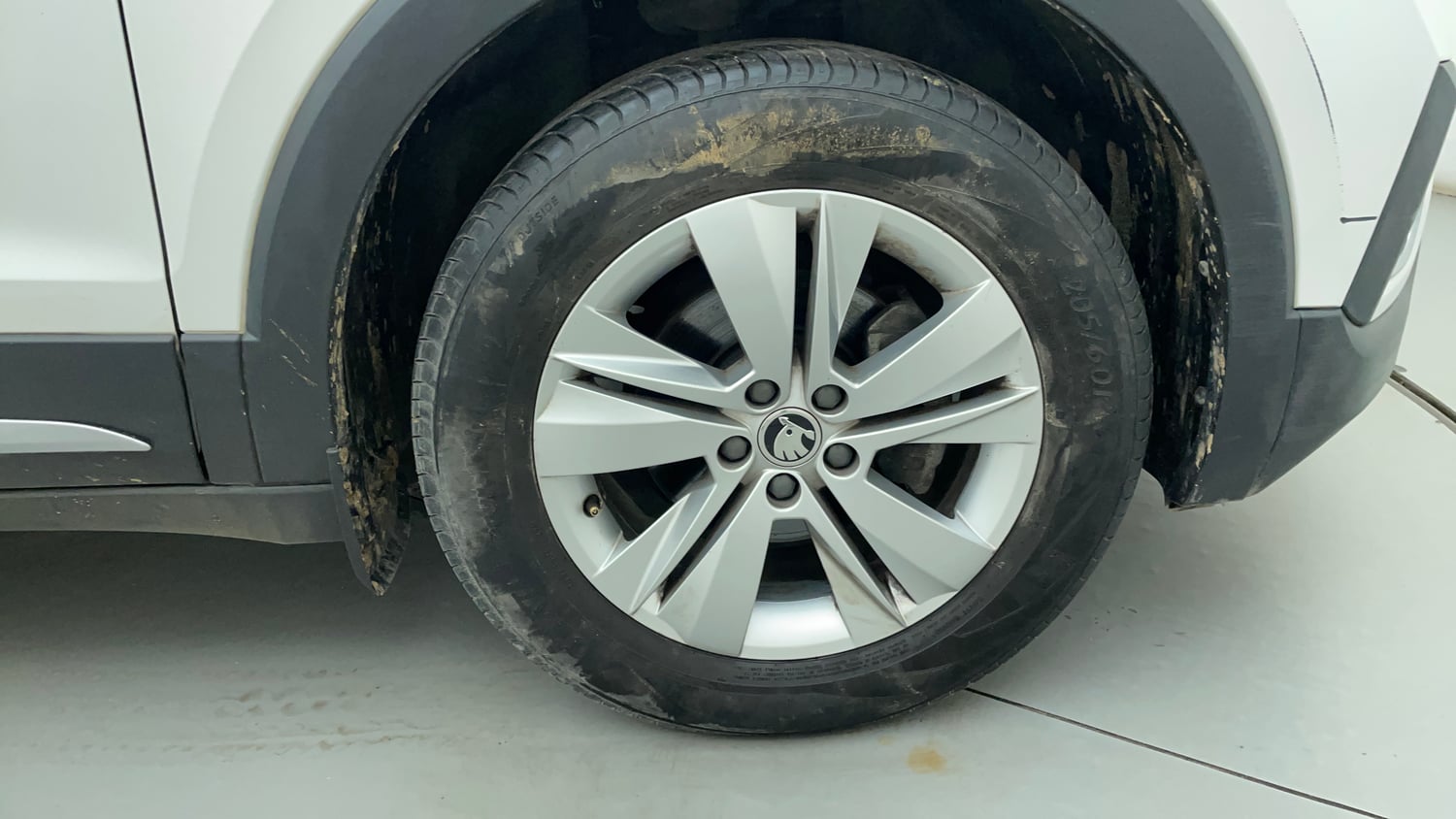 Used 2023 Skoda Kushaq Ambition 1.0L TSI MT Petrol Manual tyres RIGHT FRONT TYRE RIM VIEW