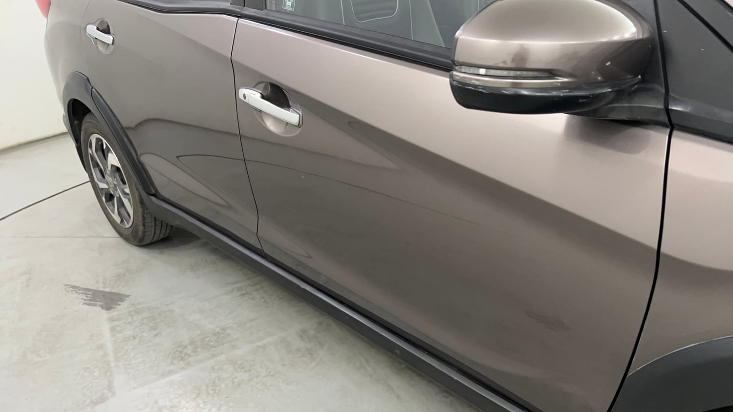 Used 2017 Honda BR-V V CVT Petrol Petrol Automatic dents MINOR SCRATCH