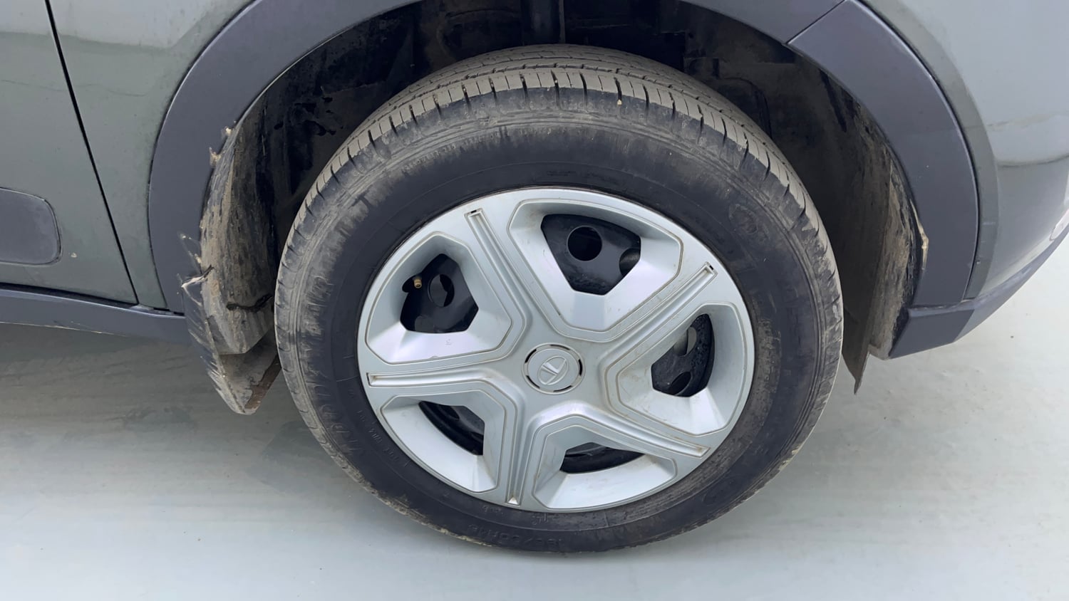Used 2022 Tata Nexon XMA Petrol Automatic tyres RIGHT FRONT TYRE RIM VIEW