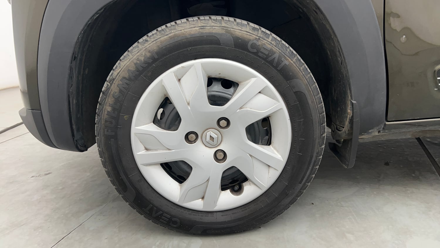 Used 2024 Renault Kwid RXT 1.0L Petrol Manual tyres LEFT FRONT TYRE RIM VIEW