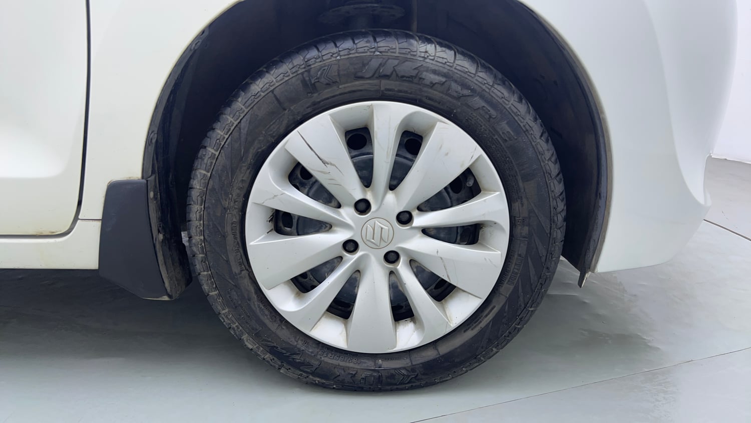 Used 2016 Maruti Suzuki Baleno Delta 1.2 Petrol Manual tyres RIGHT FRONT TYRE RIM VIEW