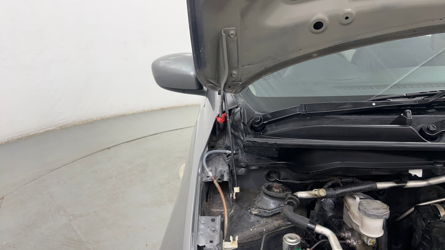 Used 2015 Maruti Suzuki Celerio VXi AMT Petrol Automatic engine ENGINE RIGHT SIDE HINGE & APRON VIEW