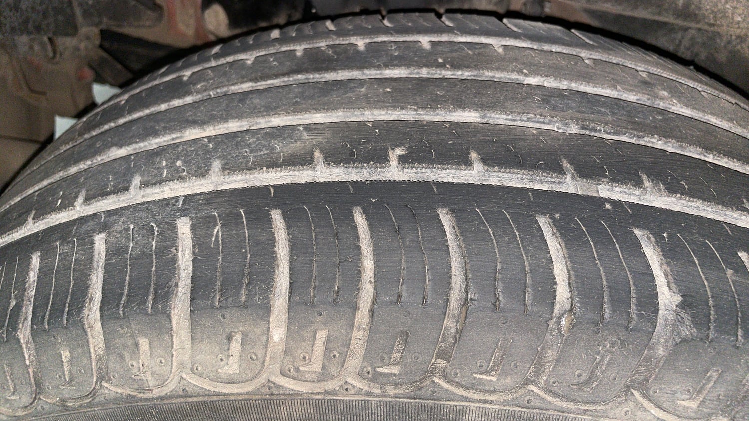 Used 2016 Mahindra XUV500 W8 AT Diesel Automatic tyres RIGHT REAR TYRE TREAD VIEW