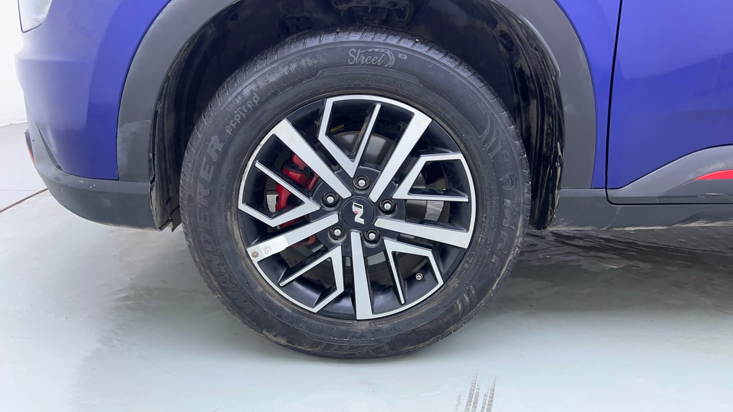 Used 2022 Hyundai Venue N-Line N6 DCT Dual Tone Petrol Automatic tyres LEFT FRONT TYRE RIM VIEW