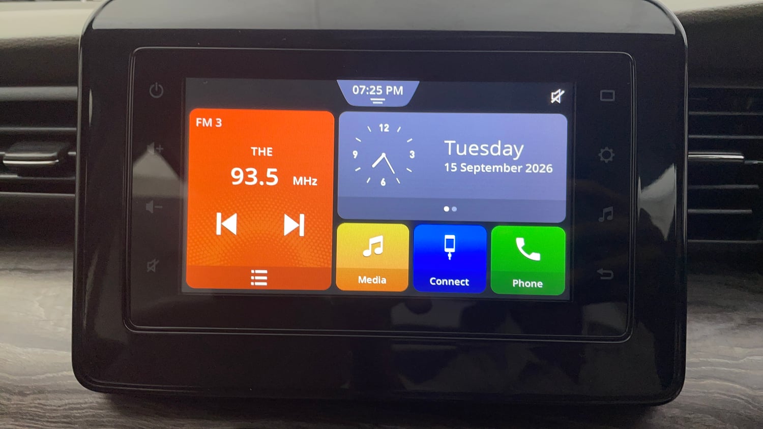 Used 2022 Maruti Suzuki Ertiga ZXi AT Petrol Automatic top_features Integrated (in-dash) music system
