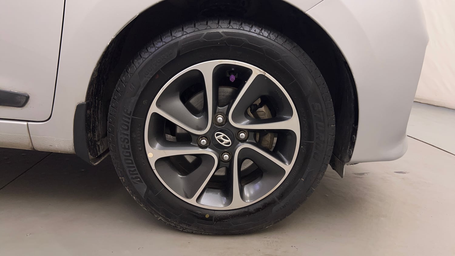 Used 2018 Hyundai Grand i10 Sportz AT 1.2 Kappa VTVT Petrol Automatic tyres RIGHT FRONT TYRE RIM VIEW