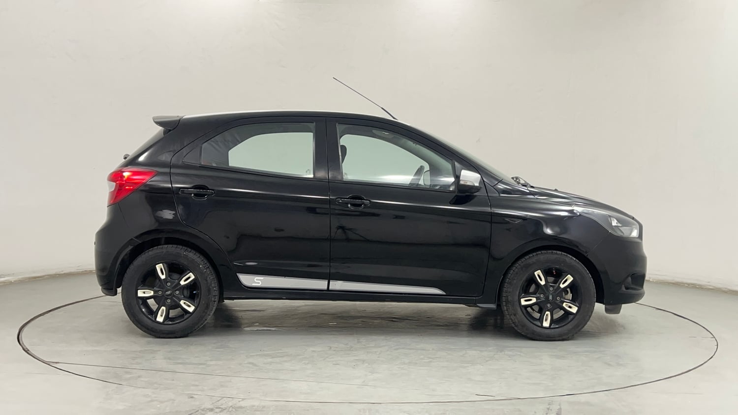 Used 2017 Ford Figo Titanium 1.2 Ti-VCT Petrol Manual exterior RIGHT SIDE VIEW