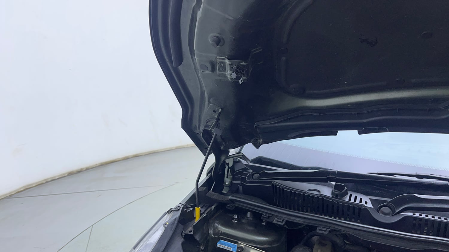 Used 2022 Tata Nexon XMA Petrol Automatic engine ENGINE RIGHT SIDE HINGE & APRON VIEW