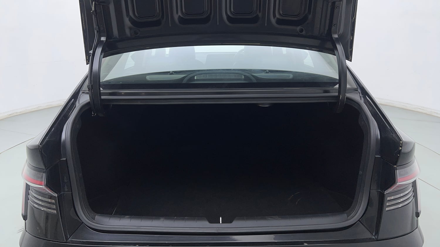 Used 2023 Hyundai Verna SX (O) 1.5 Turbo Petrol DCT Petrol Automatic interior DICKY INSIDE VIEW