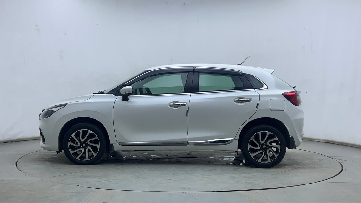 Used 2024 Maruti Suzuki Baleno Alpha MT Petrol Manual exterior LEFT SIDE VIEW