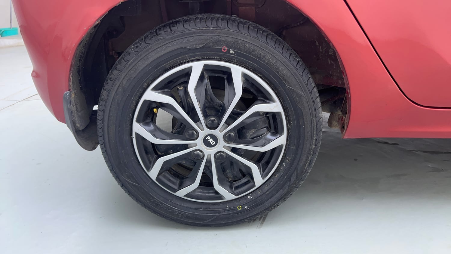 Used 2019 Tata Tiago Revotron XZ w/o Alloy Petrol Manual tyres RIGHT REAR TYRE RIM VIEW