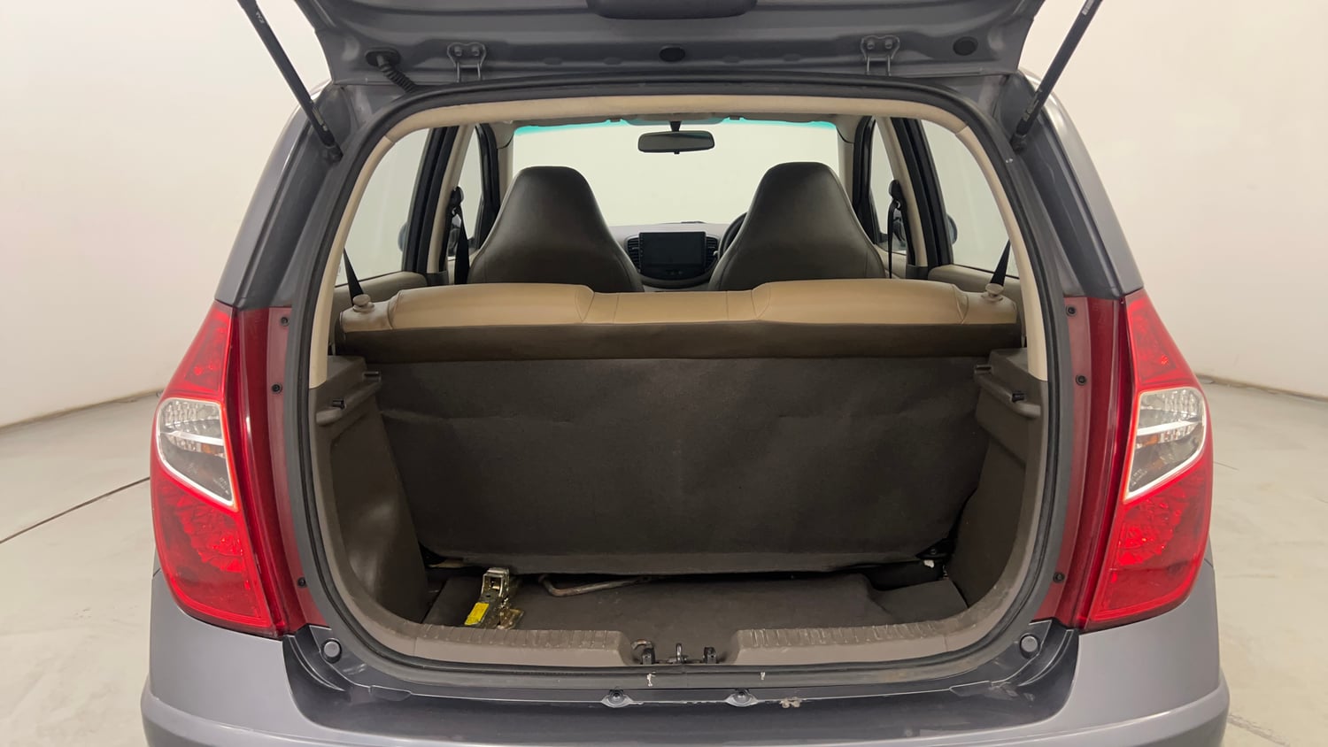 Used 2014 Hyundai i10 Sportz 1.1 iRDE2 Petrol Manual interior DICKY INSIDE VIEW
