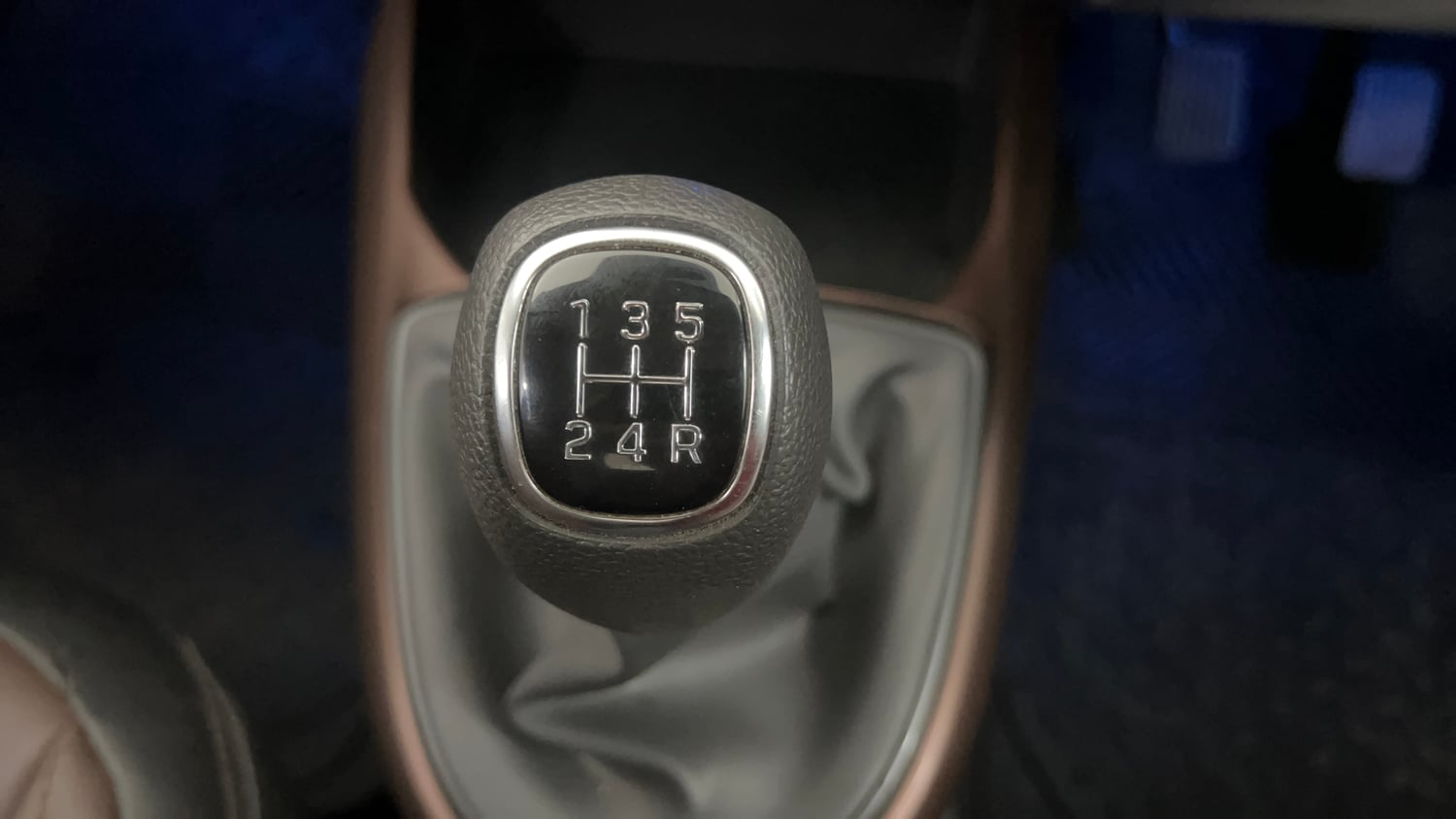 Used 2024 Hyundai Aura SX 1.2 CNG Cng Manual interior GEAR  KNOB VIEW