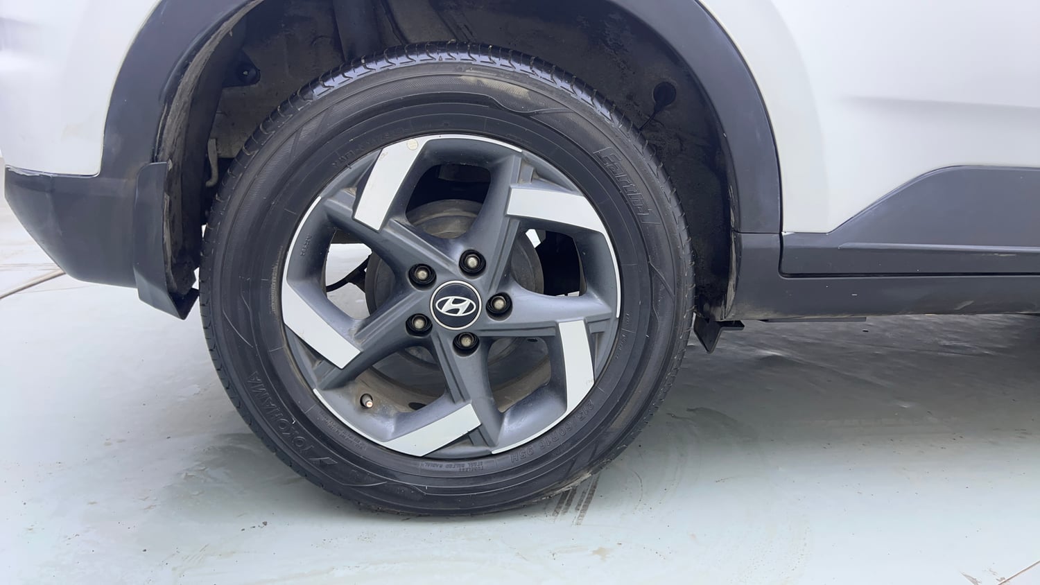 Used 2019 Hyundai Venue SX Plus 1.0 Turbo DCT Petrol Automatic tyres RIGHT REAR TYRE RIM VIEW