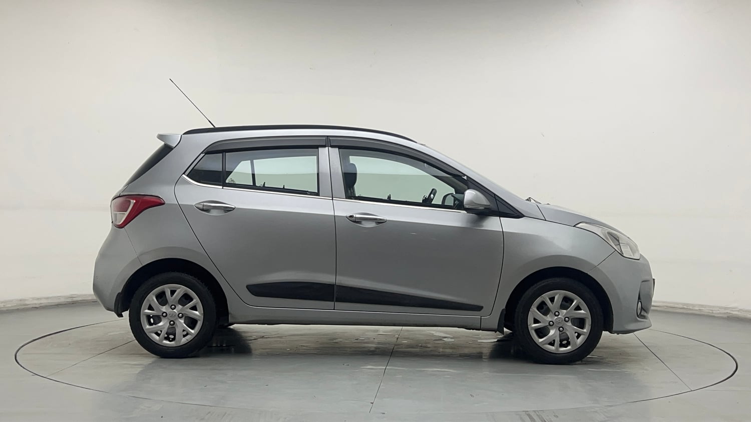 Used 2019 Hyundai Grand i10 Sportz 1.2 Kappa VTVT Petrol Manual exterior RIGHT SIDE VIEW
