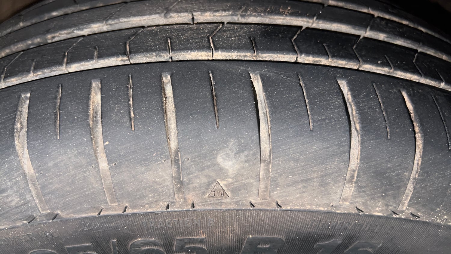 Used 2022 Maruti Suzuki Dzire ZXi AGS Petrol Automatic tyres RIGHT FRONT TYRE TREAD VIEW