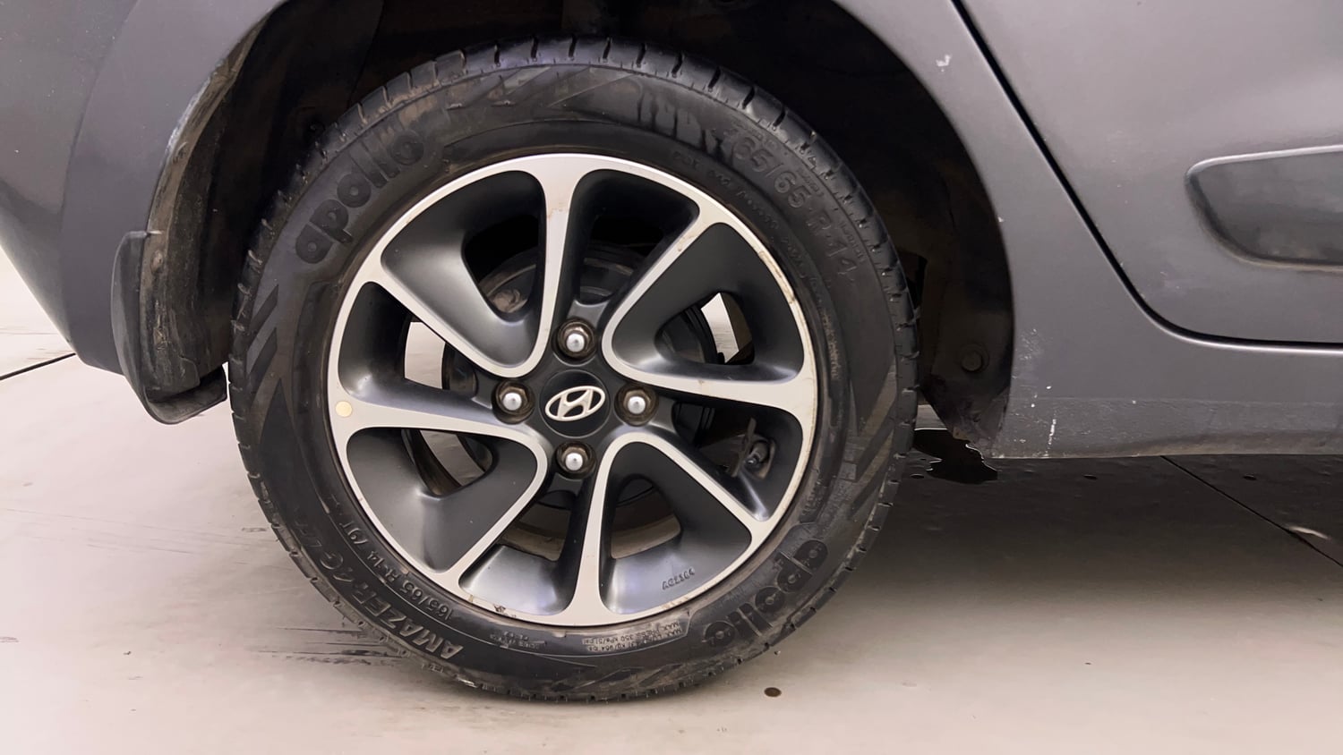 Used 2017 Hyundai Grand i10 Sportz (O) AT 1.2 Kappa VTVT Petrol Automatic tyres RIGHT REAR TYRE RIM VIEW