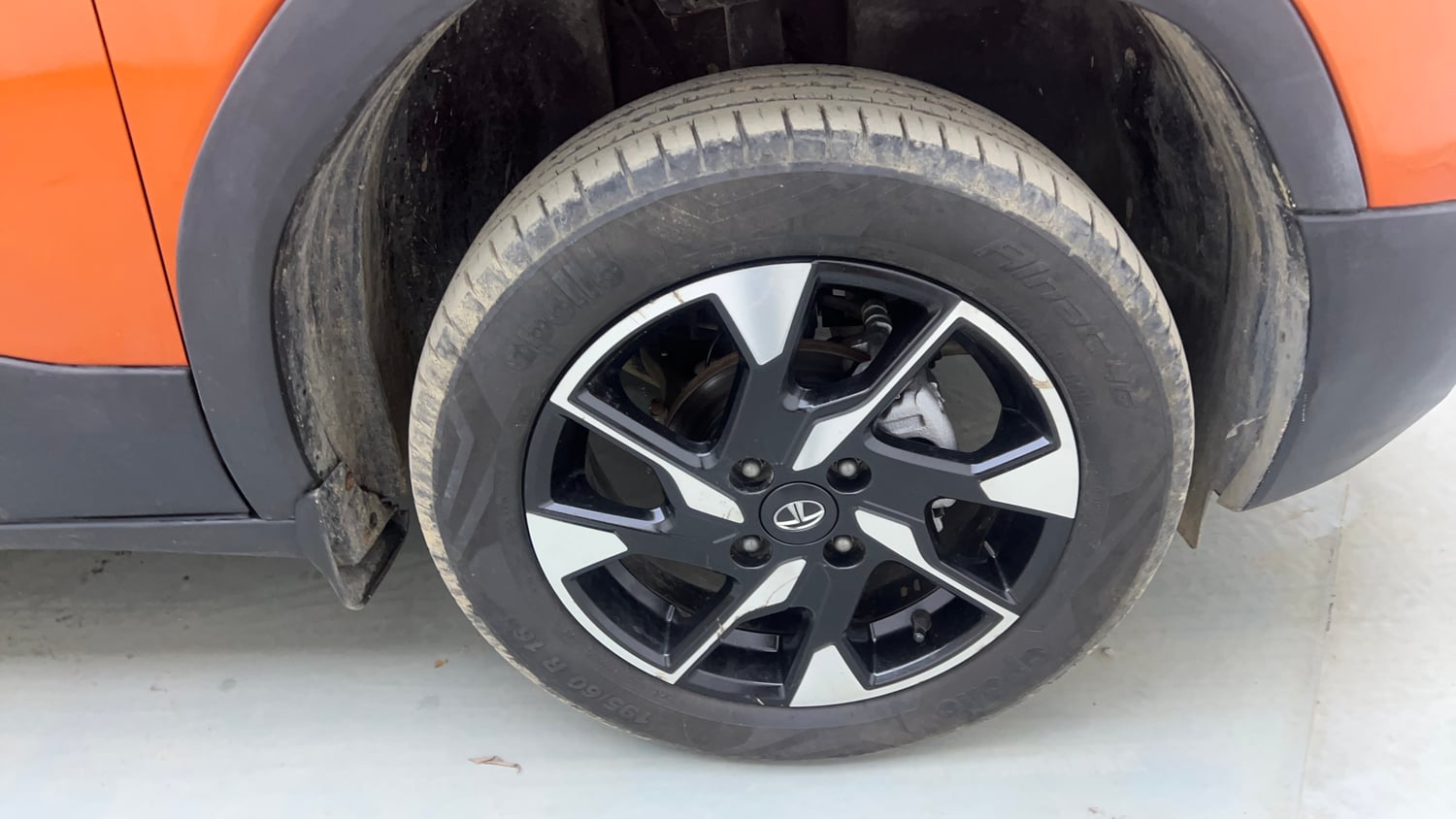 Used 2023 Tata Punch Creative Dual Tone AMT Petrol Automatic tyres RIGHT FRONT TYRE RIM VIEW