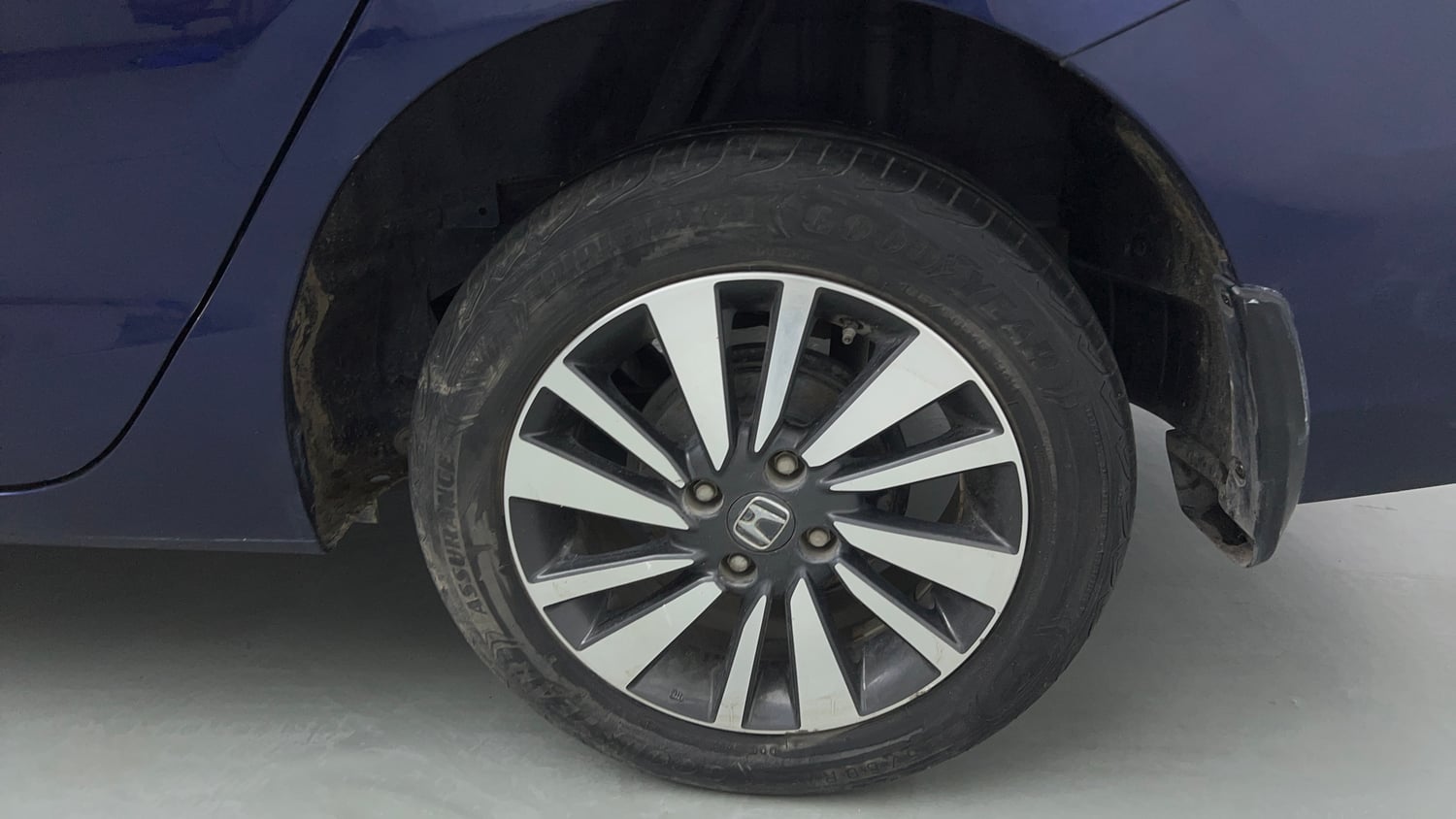 Used 2023 Honda City V Petrol MT Petrol Manual tyres LEFT REAR TYRE RIM VIEW