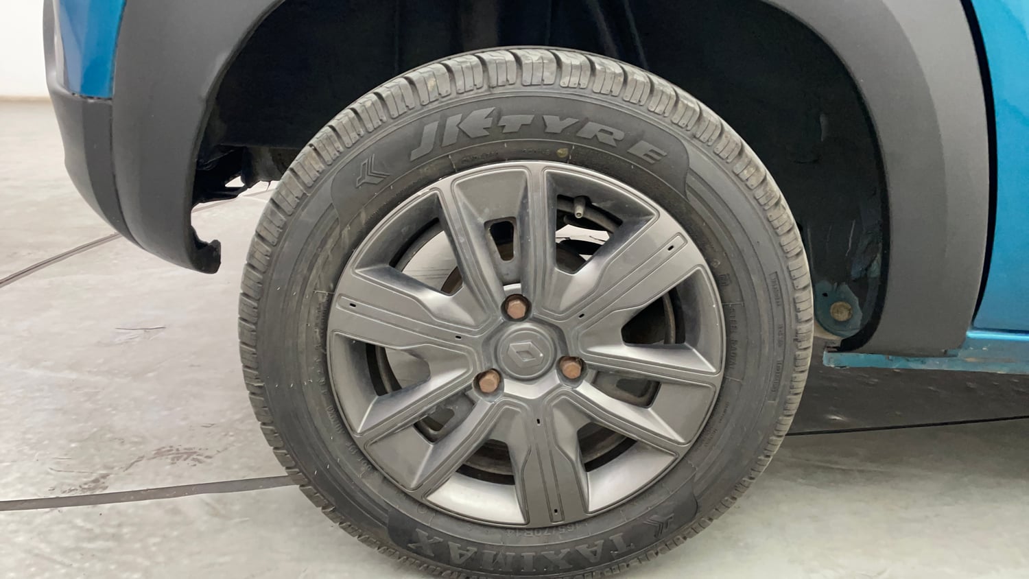 Used 2021 Renault Kwid CLIMBER 1.0 AMT Opt Petrol Automatic tyres RIGHT REAR TYRE RIM VIEW