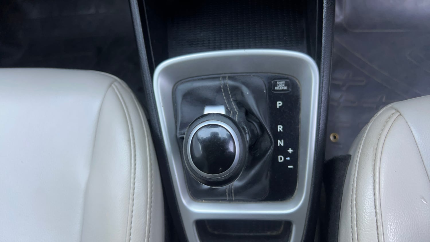 Used 2021 Hyundai Venue SX Plus 1.0 Turbo DCT Petrol Automatic interior GEAR  KNOB VIEW