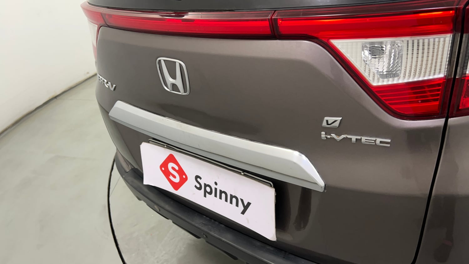 Used 2017 Honda BR-V V CVT Petrol Petrol Automatic dents MINOR SCRATCH