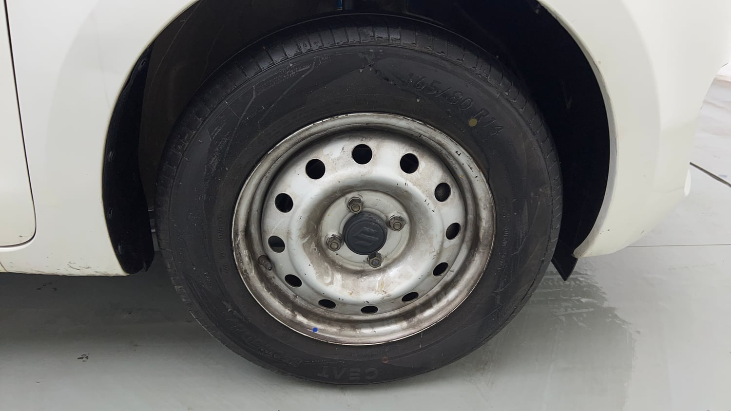 Used 2023 Maruti Suzuki Swift LXi Petrol Manual tyres RIGHT FRONT TYRE RIM VIEW
