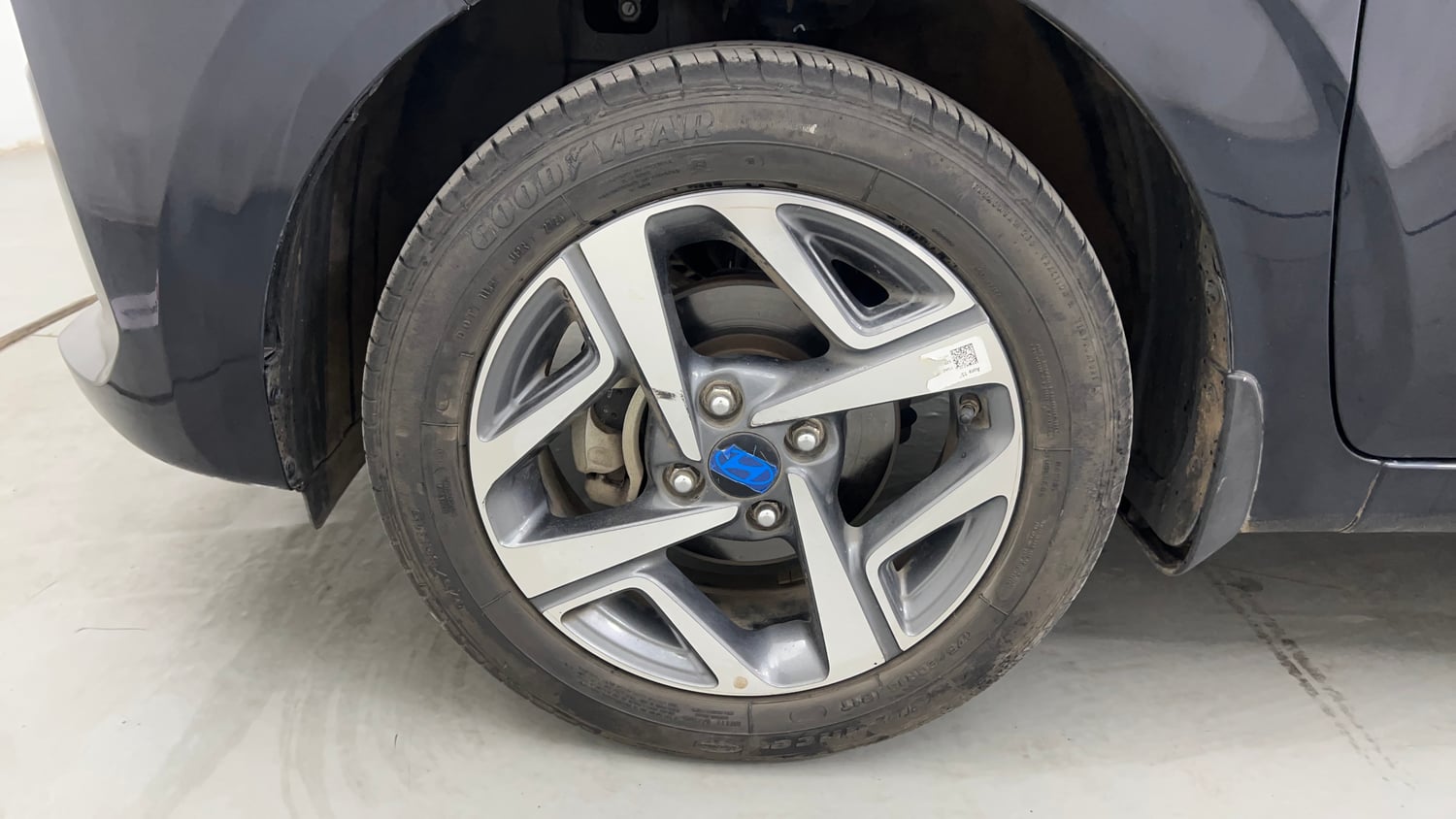 Used 2024 Hyundai Aura SX 1.2 CNG Cng Manual tyres LEFT FRONT TYRE RIM VIEW