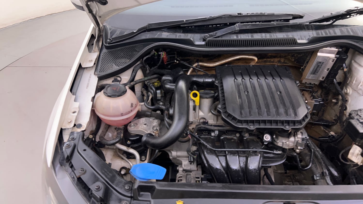 Used 2018 Volkswagen Polo Comfortline 1.0L (P) Petrol Manual engine ENGINE RIGHT SIDE HINGE & APRON VIEW