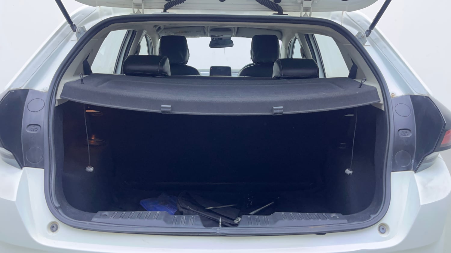Used 2022 Tata Altroz XZ Petrol Petrol Manual interior DICKY INSIDE VIEW