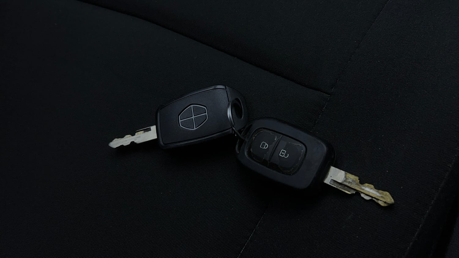 Used 2022 Renault Kwid RXT 1.0 AMT (O) Petrol Automatic extra CAR KEY VIEW