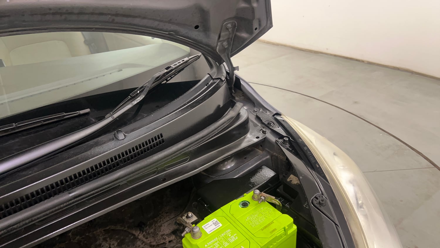 Used 2014 Hyundai i10 Sportz 1.1 iRDE2 Petrol Manual engine ENGINE LEFT SIDE HINGE & APRON VIEW