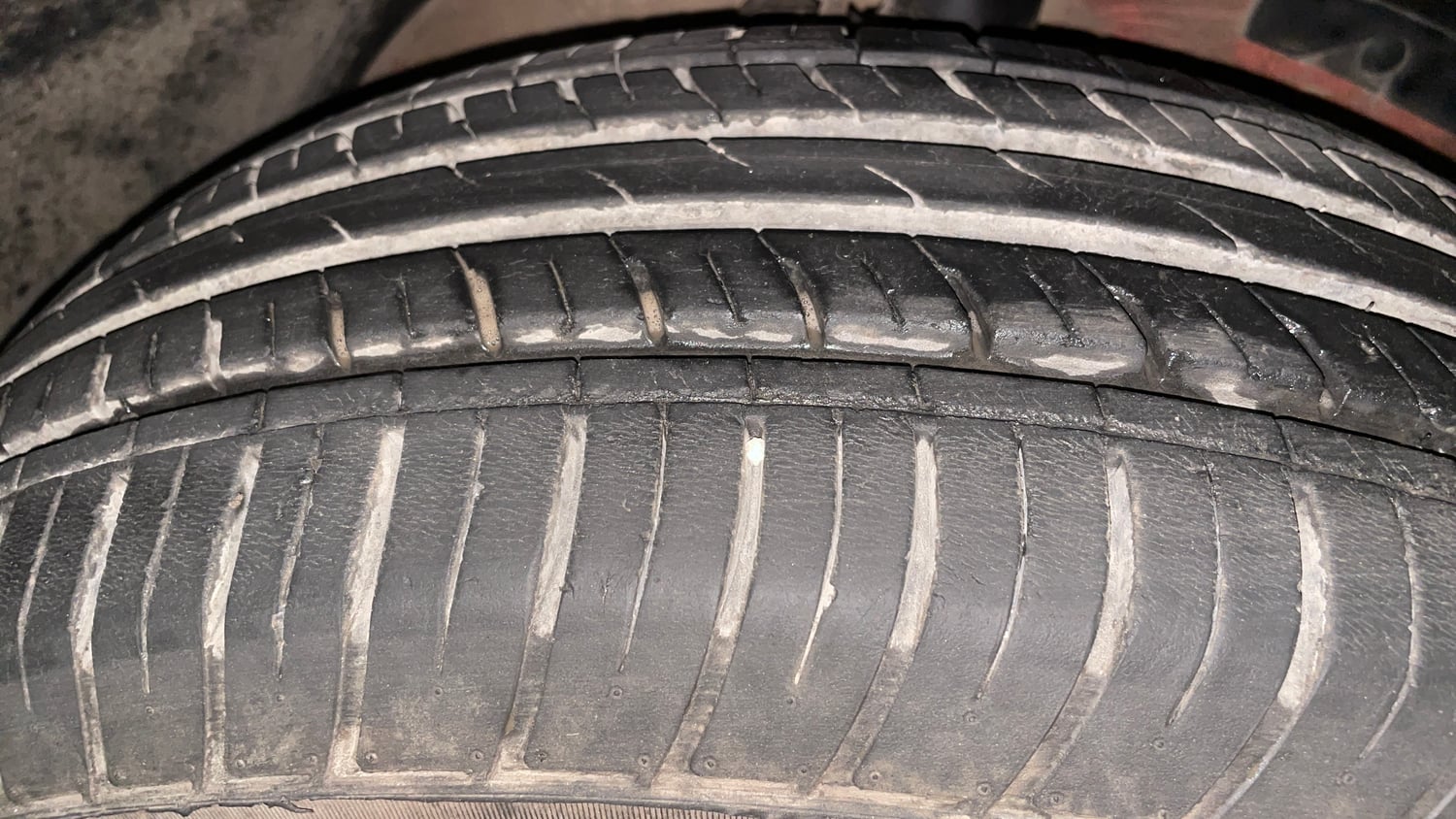 Used 2016 Mahindra XUV500 W8 AT Diesel Automatic tyres RIGHT FRONT TYRE TREAD VIEW