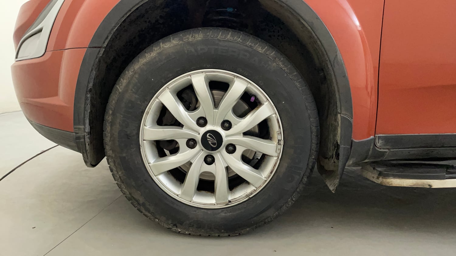 Used 2016 Mahindra XUV500 W8 AT Diesel Automatic tyres LEFT FRONT TYRE RIM VIEW