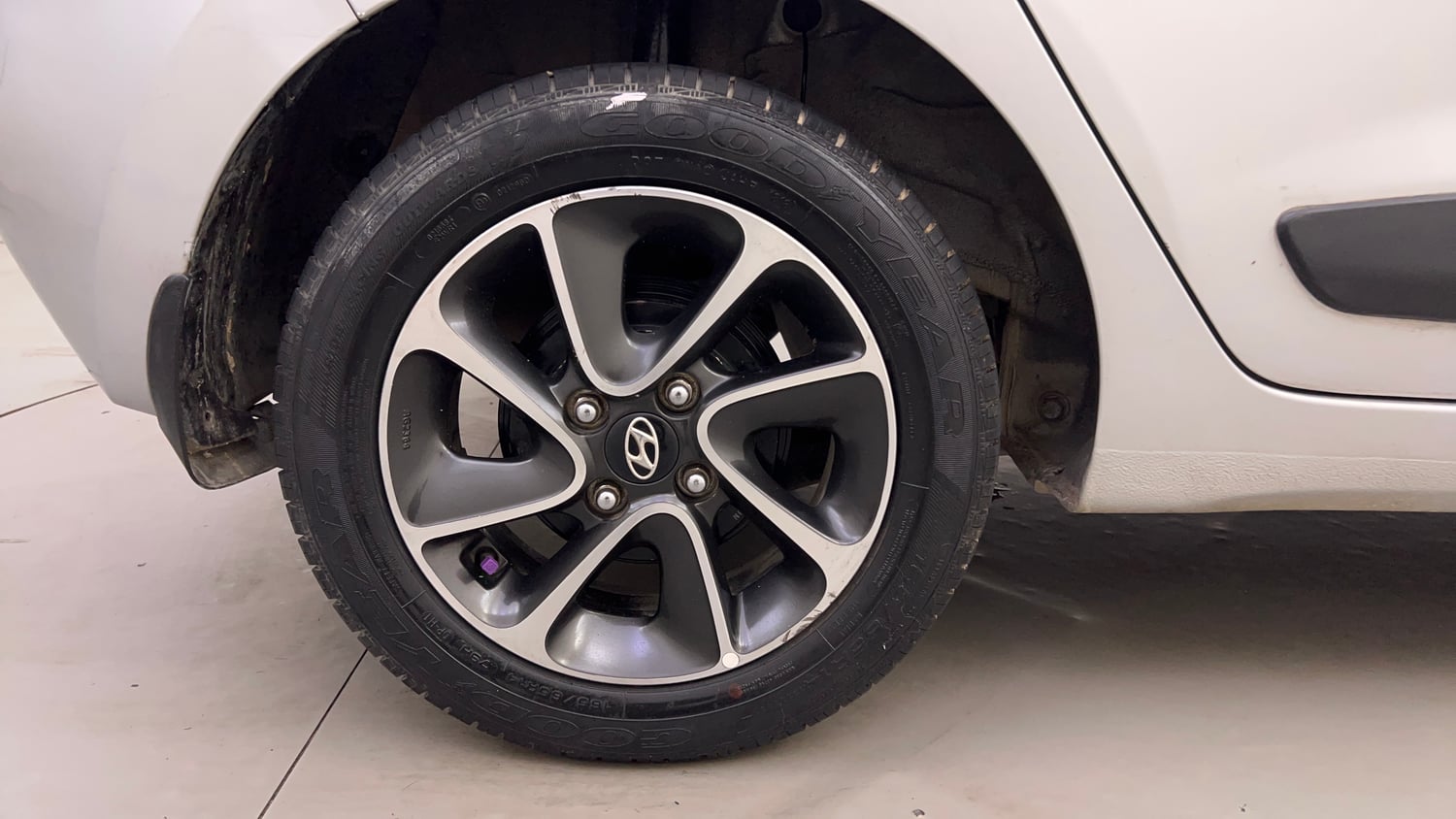 Used 2018 Hyundai Grand i10 Sportz AT 1.2 Kappa VTVT Petrol Automatic tyres RIGHT REAR TYRE RIM VIEW