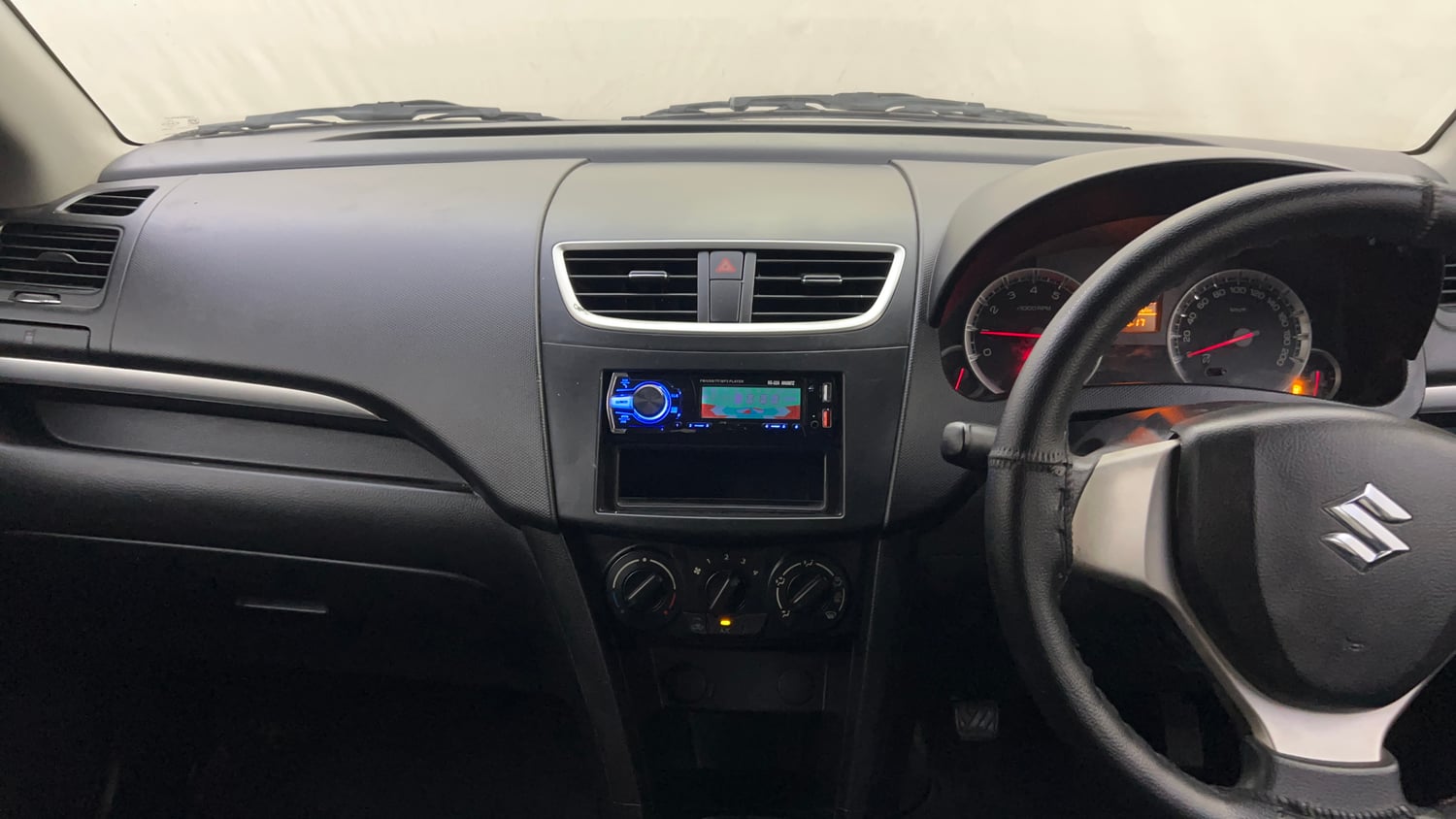 Used 2014 Maruti Suzuki Swift VXi Petrol Manual interior MUSIC SYSTEM & AC CONTROL VIEW