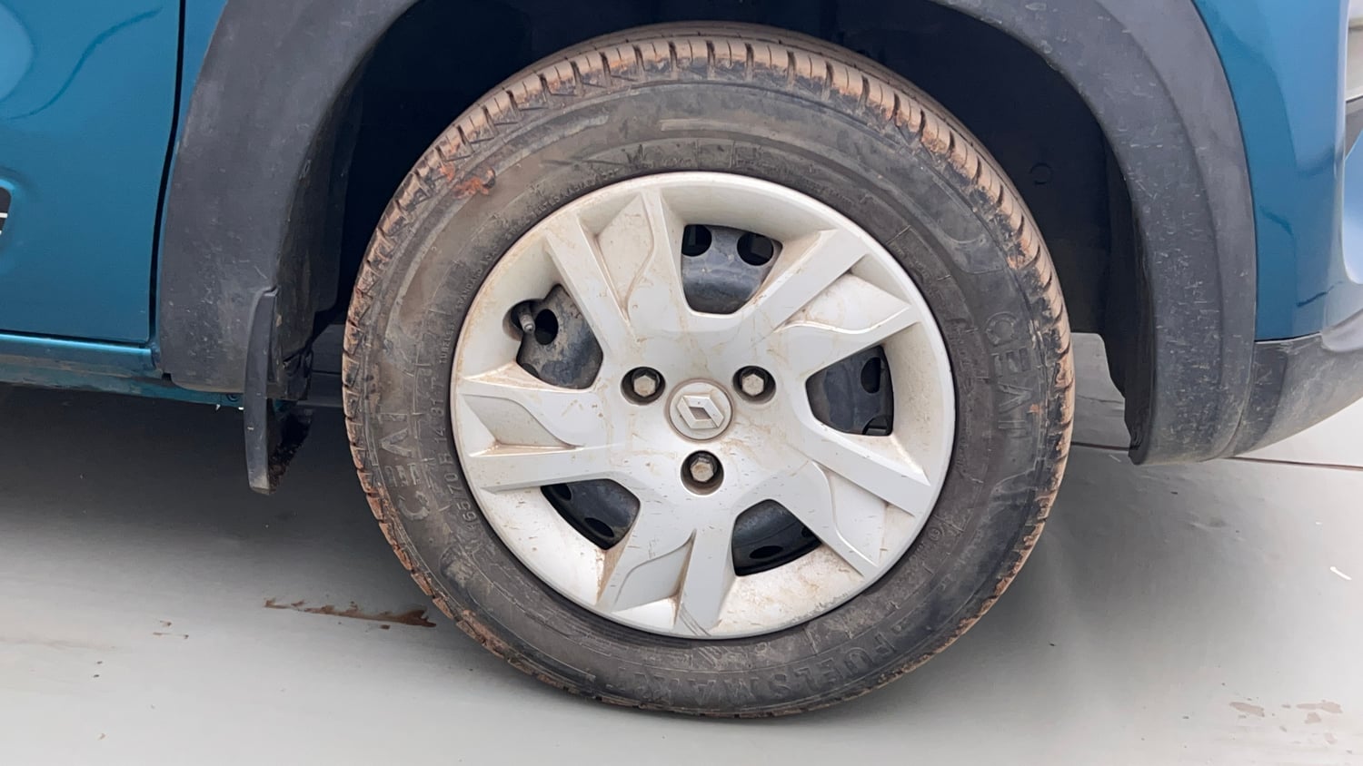 Used 2022 Renault Kwid RXT 1.0 AMT Petrol Automatic tyres RIGHT FRONT TYRE RIM VIEW